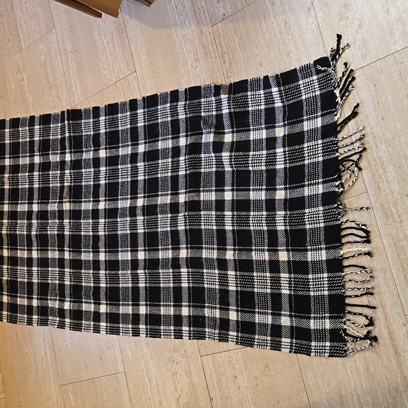NWT Abercrombie & Fitch Black/White Fringed Oversized Blanket Scarf/Shawl - Picture 5 of 6